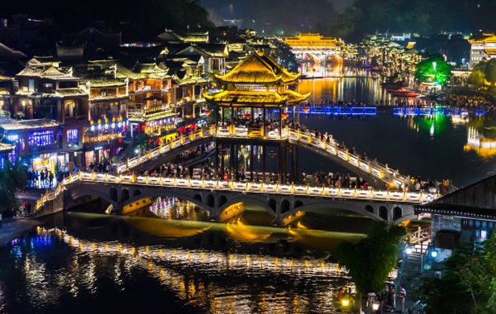 如此美景中,乘船夜游沱江绝对是最浪漫,最惬意的方式_凤凰古城"