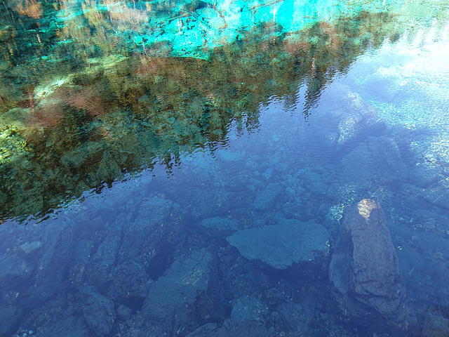 就呈现出不同的颜色,使得五彩池上半部呈碧蓝色,下半部则呈橙红色