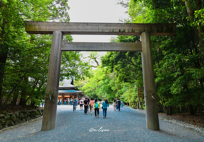 伊势神宫是位于 日本 三重县 伊势市 的神社,主要由内宫(皇大神宫)和