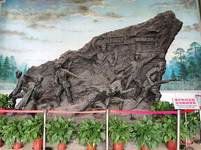 现在的上饶集中营烈士陵园位于上饶市茅家岭雷公山,以革命烈士纪念碑