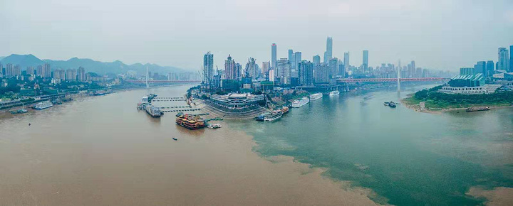 朝天门码头位于重庆东北嘉陵江,长江交汇处,原题"古渝雄关",曾是重庆