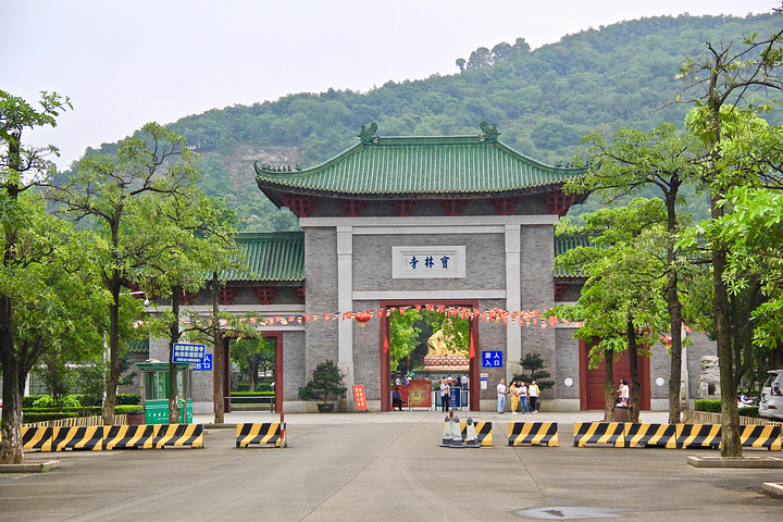 佛山宝林寺原在 顺德 大良外凤山西麓,始建于唐末五代,后来因历史原因