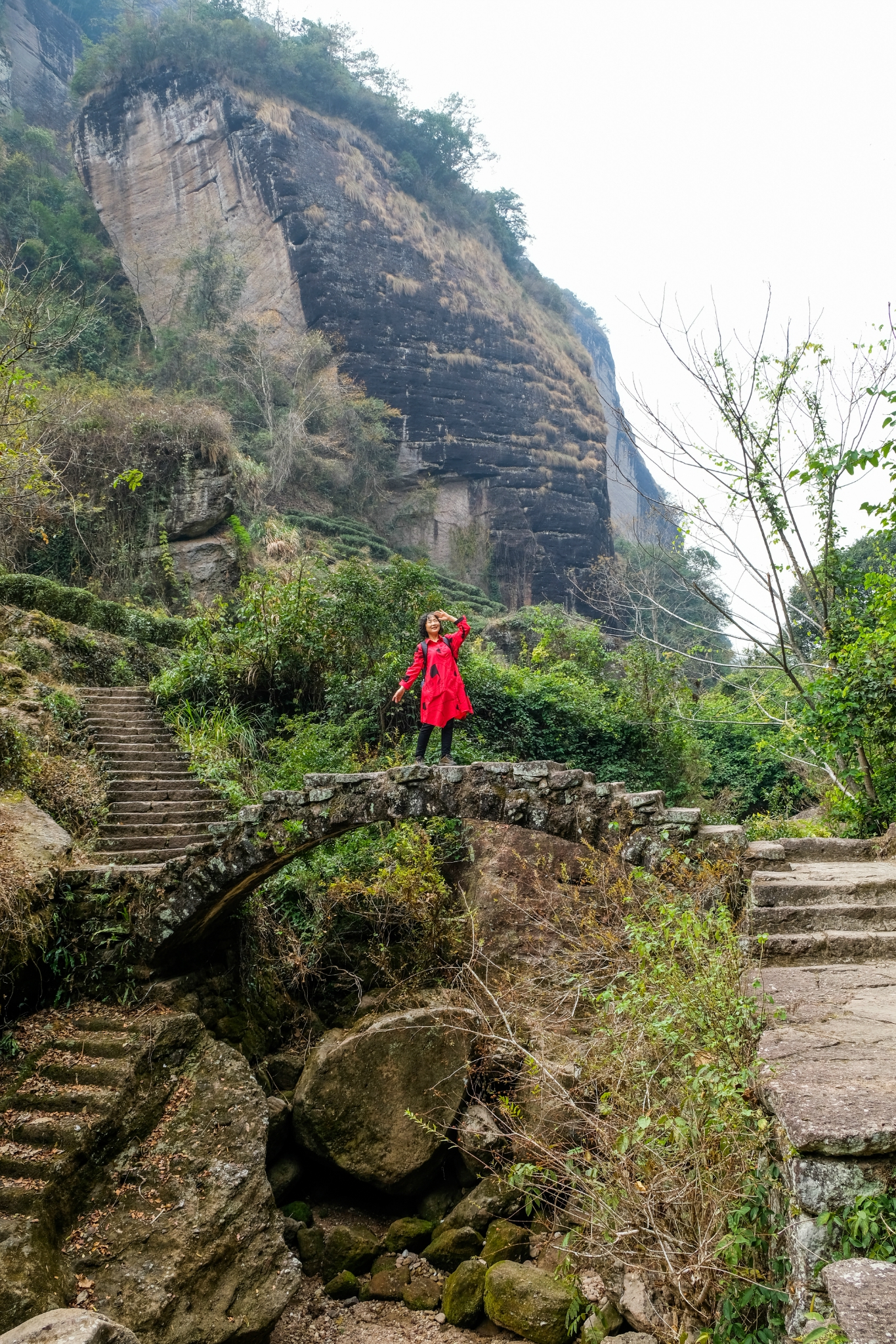 中国独特"奇观"——古崖居,古人在洞穴里建空中楼阁,上仰悬崖,下临