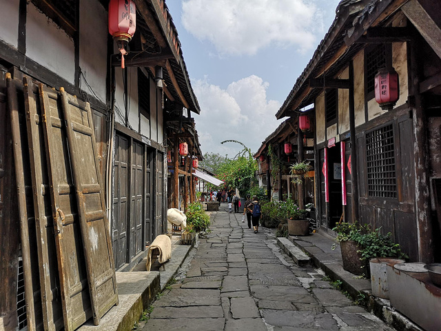 涞滩古镇位于重庆合川市城东的鹫峰山上,渠江环绕,融古庙,古城,古佛于