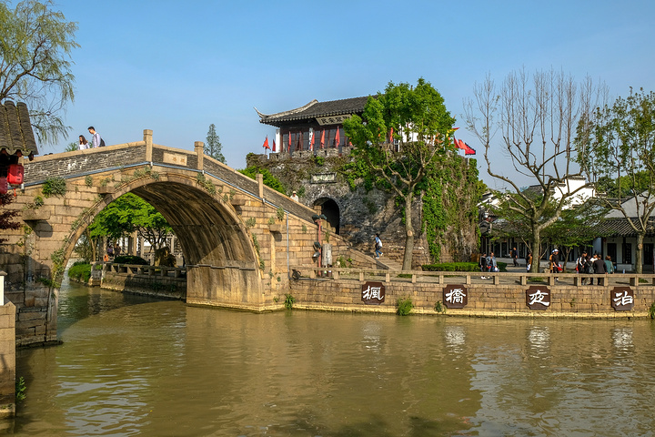 现开放景点有枫桥苑,枫桥铁铃关,特色旅游项目"枫桥古镇水上游",枫桥