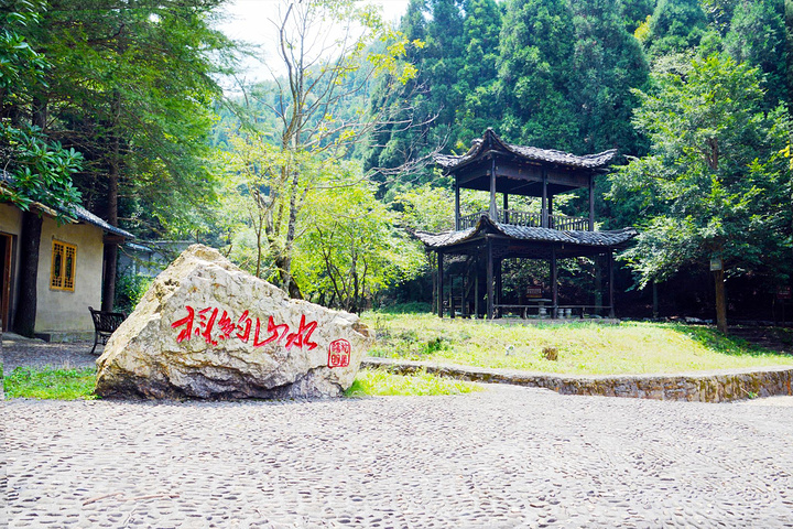 湖南阳明山国家森林公园位于湖南省永州市双牌县,有万寿寺景区,小黄江