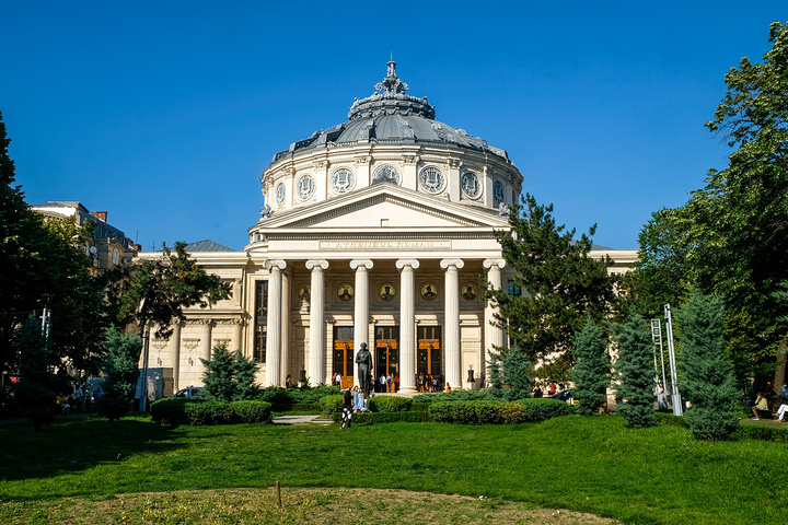 罗马尼亚雅典娜神庙是一栋宏伟的新古典主义建筑,它是这个城市主要的