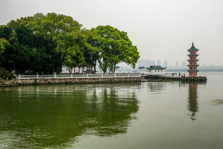 蠡园位于无锡市风光秀美的蠡湖之滨,是国家重点名胜区"太湖"的主要