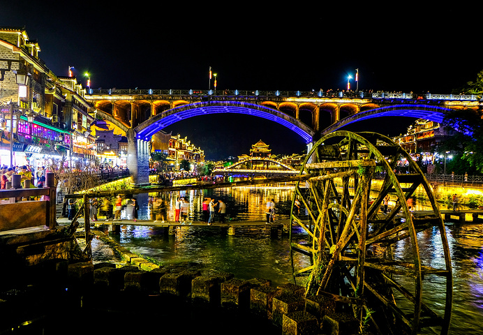 吃过晚饭就去古城游览夜景了.凤凰古城夜景.凤凰古城夜景.