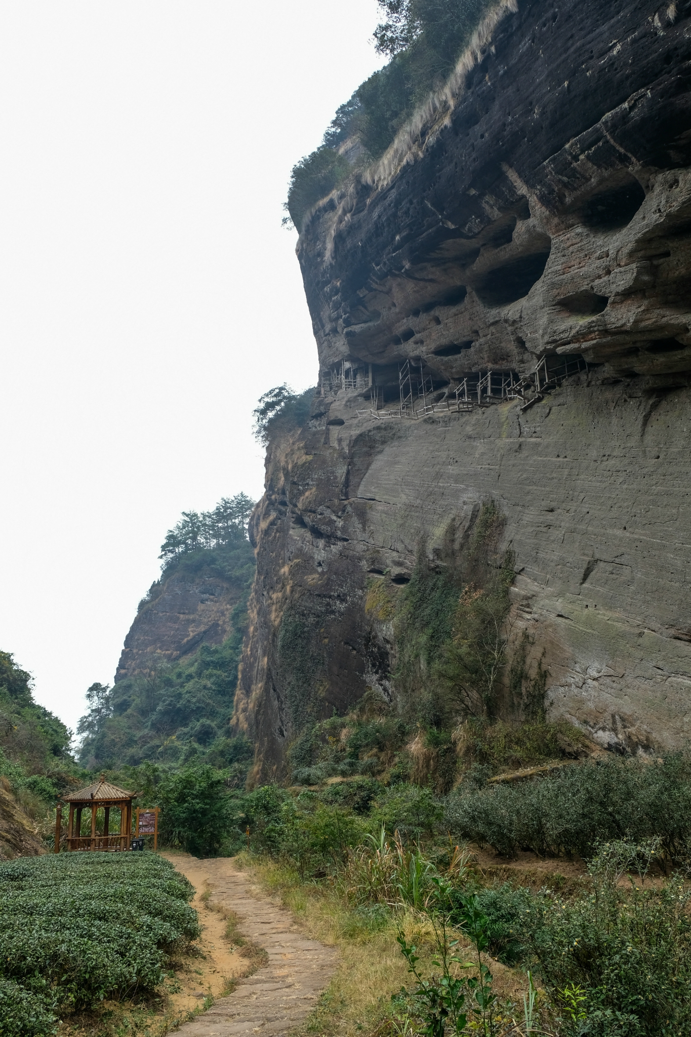 中国独特"奇观"——古崖居,古人在洞穴里建空中楼阁,上仰悬崖,下临