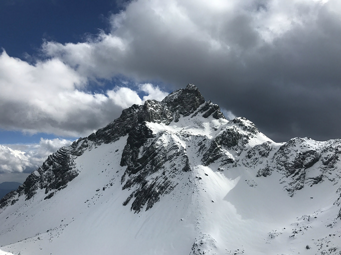 爬雪山要注意高反,慢慢适应,吸氧,调整心态和呼吸,我这种弱女子都爬