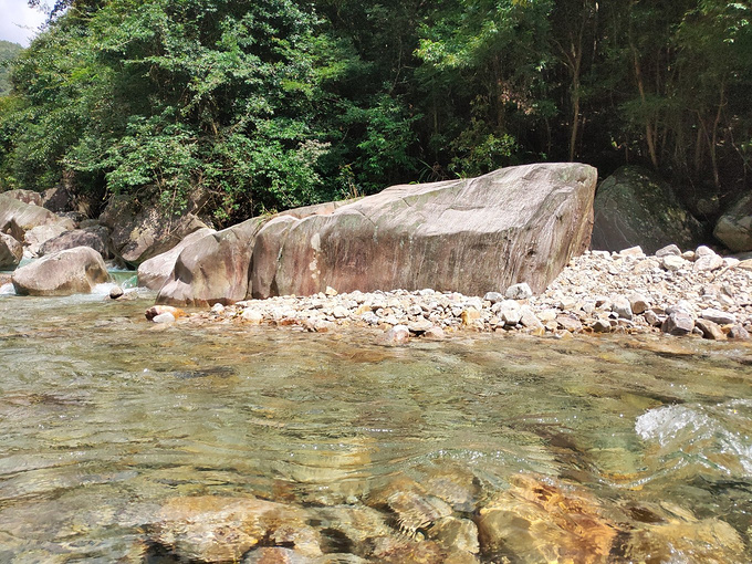 独山夹缝岩自然风景区图片