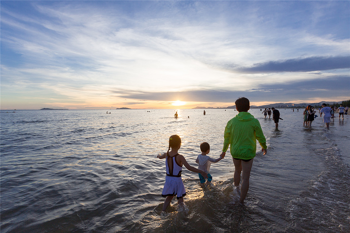 三亚湾拍照最佳时间白天的三亚湾阳光强烈在沙滩上游玩的人极少而且不