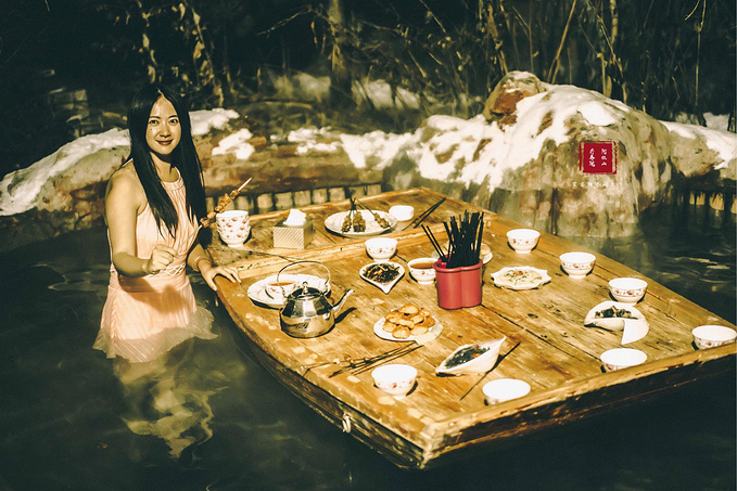 新疆旅行:滑雪初体验,泡温泉吃烧烤,我在克拉玛依玩雪儿