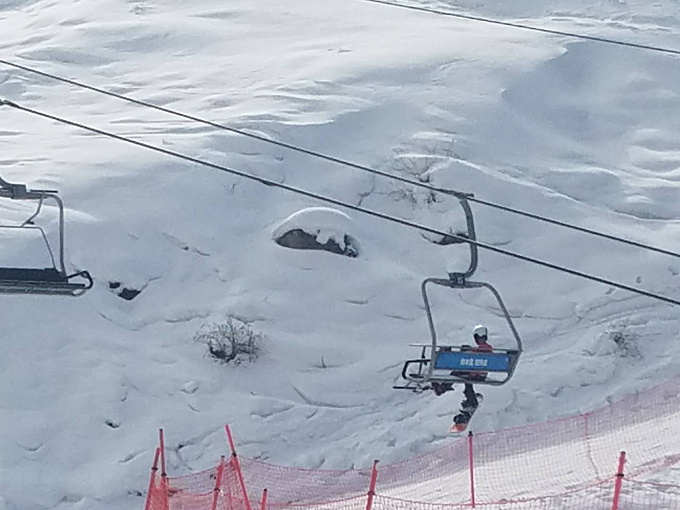 让他学会了帅帅的单板滑雪,中途还去了高级道(坐索道上)吼吼吼吼吼吼