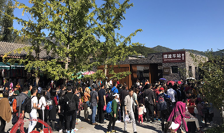 平常季节还好一些,感到节假日及旅游旺季,这里排队的人特别多,非常耗