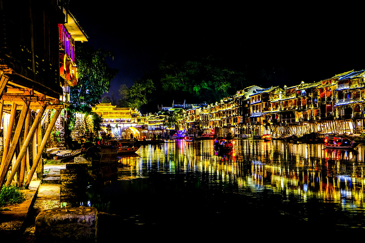 吃过晚饭就去古城游览夜景了凤凰古城夜景凤凰古城夜景凤凰古城夜景