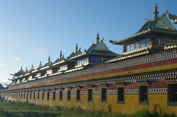 格尔登寺是四川境内最大格鲁教派寺院位于阿坝县城西北角寺院建筑鳞次