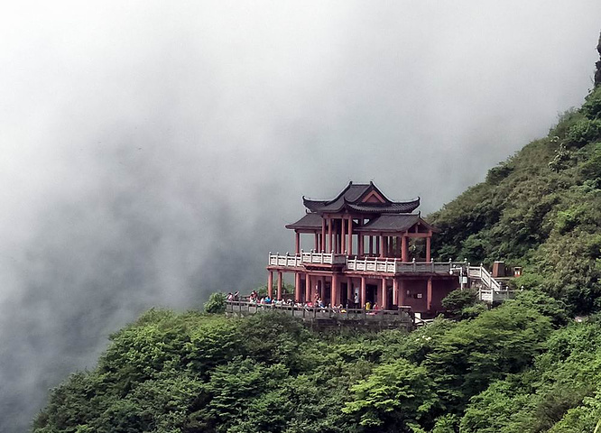 梵净山是国家aaaaa级旅游景区,国家级自然保护区,中国十大避暑名山