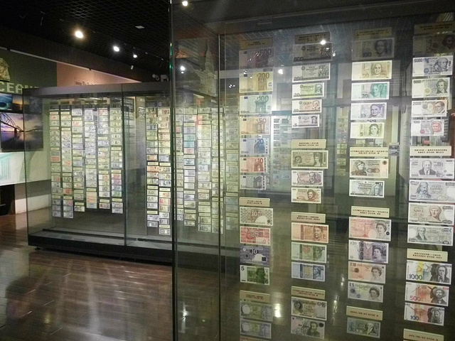 次能看见地下金库长什么样子,那个门足足有半米厚,展厅里还有世界各国