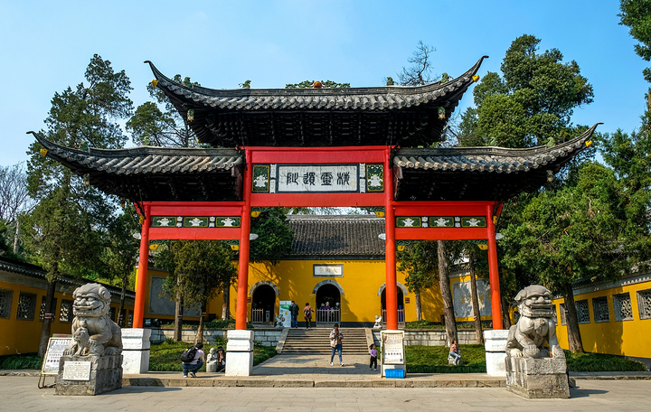 大明寺位于扬州城区西北郊蜀冈风景区之中峰,是集佛教庙宇,文物古迹和