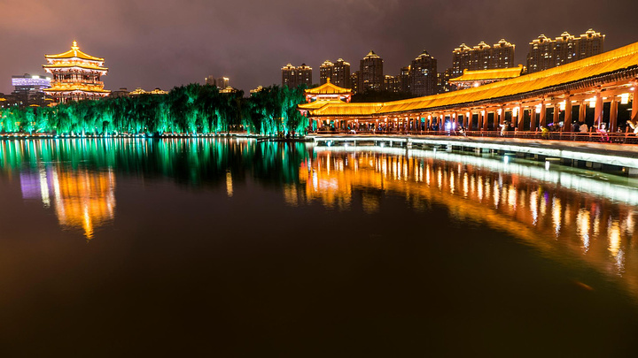 却唯有【大唐芙蓉园】最有意境,被誉为"西安城中夜景最美的地方",能够