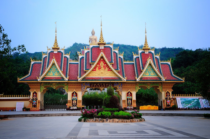 风格和内地的佛寺不同,没去过东南亚的人可以参观感受一下_西双版纳