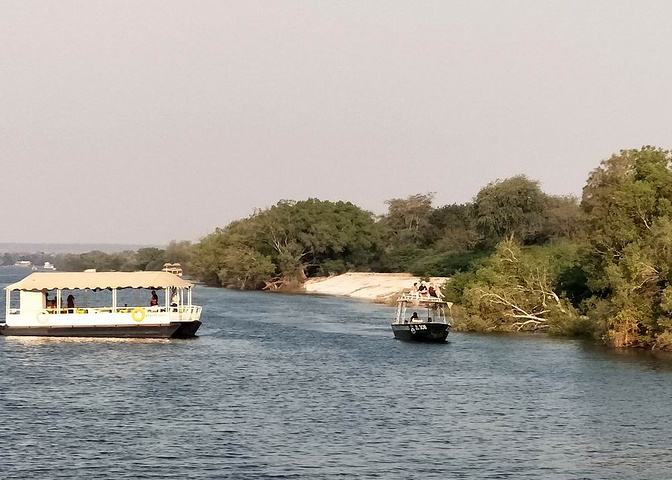 当地方言意为"巨大的河流"_阿赞比西河酒店(azambezi river lodge)"的