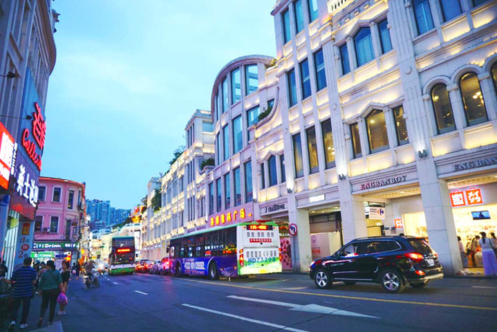流光溢彩的夜景,琳琅满目的各色闽台小吃也是中山路步行街的一大特色