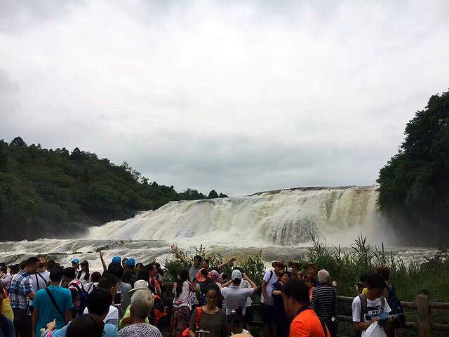 平水时,白水河流量不大,水流清澈 ,陡坡塘瀑布显得十分清秀妩媚