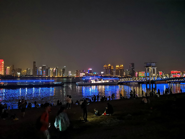 到了武汉不能不可看看长江的夜景,虽然比不上上海外滩,但是也很美丽.