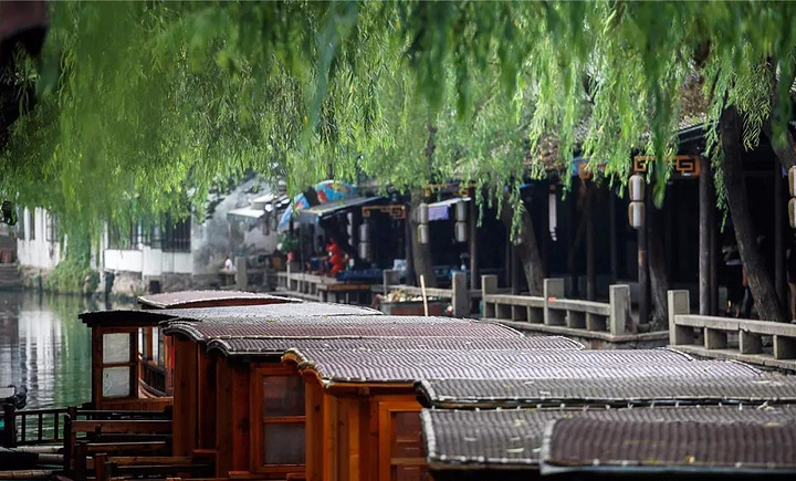 之中,忍不住想起"天街小雨润如酥"的美句,忘记了时空与尘喧,只想静静