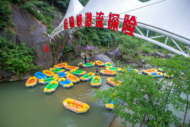 不过在浙江的众多漂流景点中,虎啸峡漂流绝对是其中的佼佼者