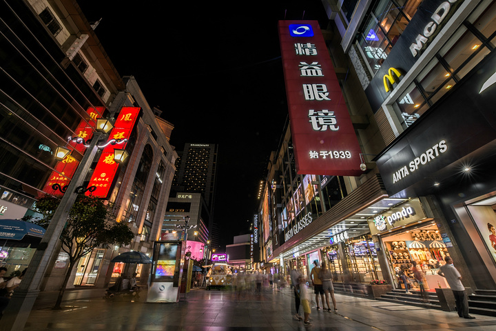 与上海南京路步行街一样,成都春熙路也有自己的步行街休息地,在街道