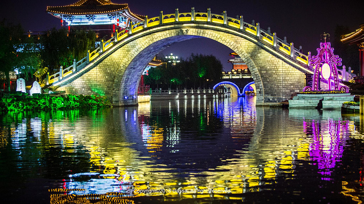 而开封,则命运几多波折。八朝古都的名头让这里一直站在历史名城的前列,同样也被战火无数次的洗礼。而开封独特的环境,也造就了开封的命运,正所谓“成也河,败也河”。就像马可波罗写的那样,开封水系发达,汴河、运河、惠济河等一众河流的交织,交通的便利让这里在北宋时期一度成为了世界第一大城市。而也正是因为河,这里也水患不断。黄河的每次泛滥,都造就了开封的灾难。单单元明清三个朝代500多年的时间里,黄河就毁城不下十次。