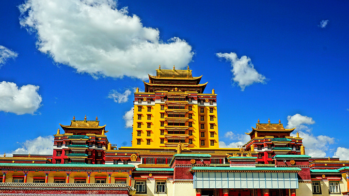 各莫寺,又称慧园寺,是阿坝州藏传佛教三大格鲁派寺院之一,也是