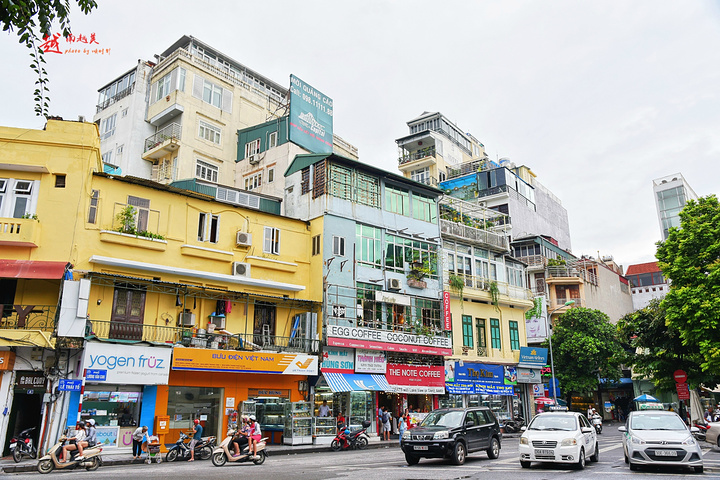 出门就是三十六行街(36 pho phuong),三十六古街挨着河内市中心的还剑