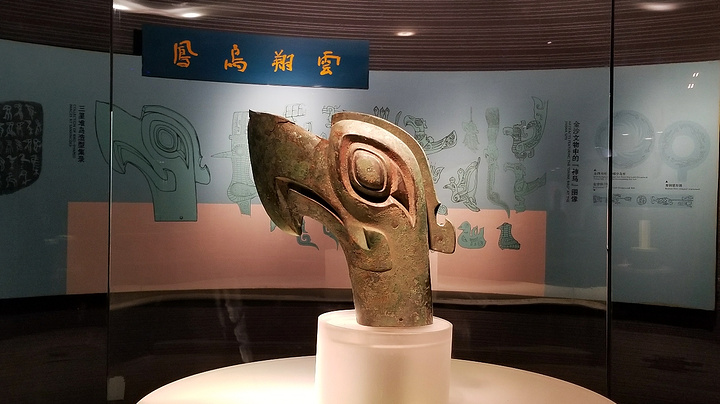 三星堆博物馆收藏和展示了三星堆遗址出土的青铜器,玉石器,金器以及