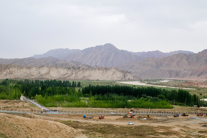 克孜尔石窟又称克孜尔千佛洞或赫色尔石窟中国佛教石窟位于新疆拜城县