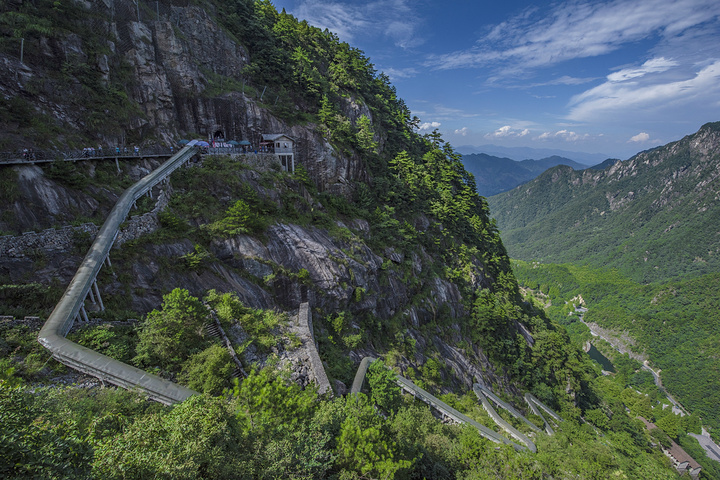 风景秀丽,空气新鲜,刺激的体验,山顶上是悬空栈道,悬崖峭壁上的游步道