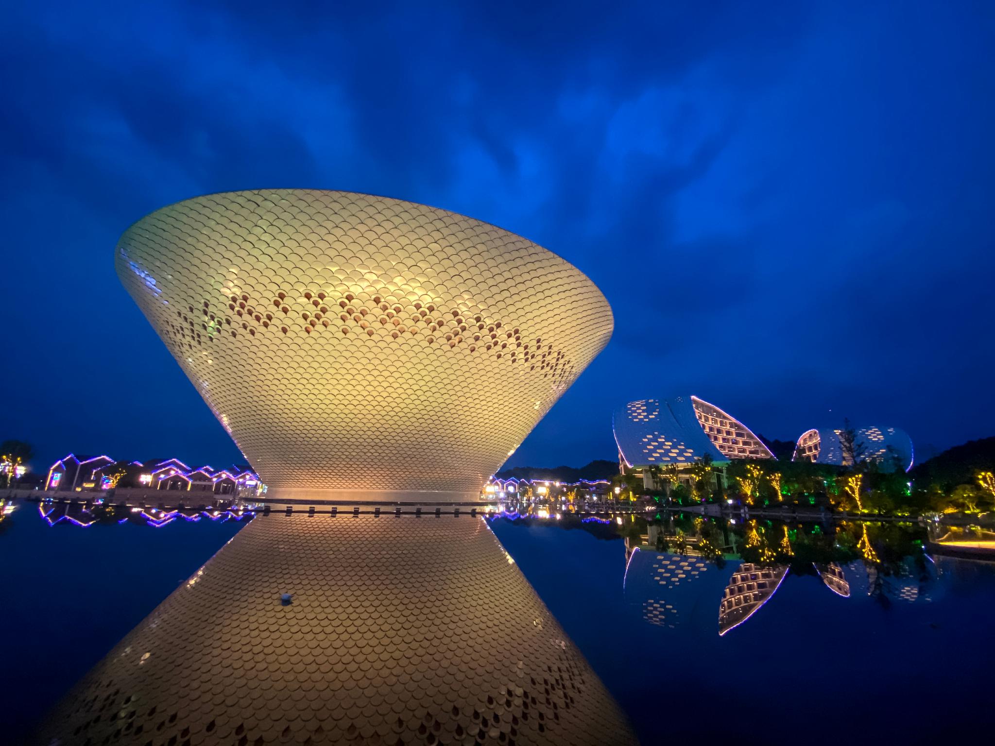 景德镇陶瓷历经千年经久不衰，感受陶瓷文化的新老传承。