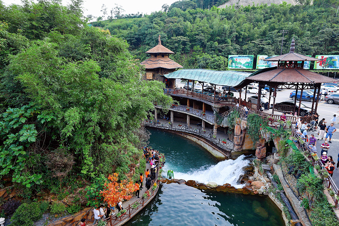 古龙峡森林探险王国位于清远清新区滨江峡谷,是国家4a级旅游景区