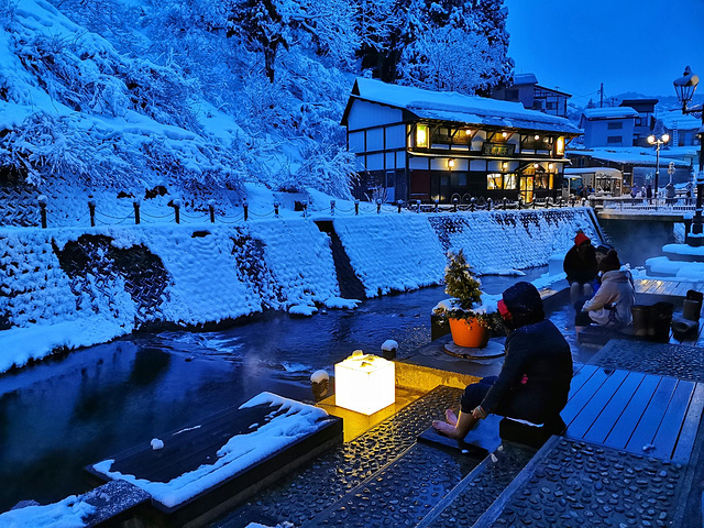 童话世界一般的银山温泉位于尾花泽市东部,银山水库上游.