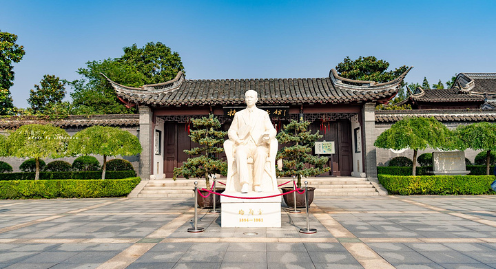 梅园坐落在泰州市区东郊有着美丽传说的凤凰墩上此处面环水丛林相拥很