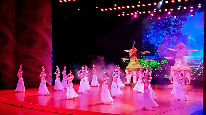 这里的节目全部由当地真正的民族演员表演,很有特色