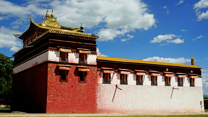 各莫寺,又称慧园寺,是阿坝州藏传佛教三大格鲁派寺院之一,也是一座显