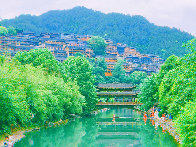 这就孕育了很多风景优美,特色鲜明的少数民族聚居村寨.