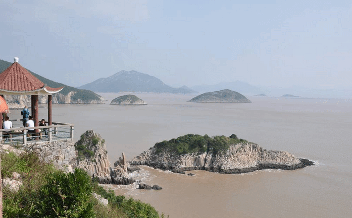 形成了以"亿年石林,万年大佛, 千年古樟,百年苍水"为核心的旅游胜地