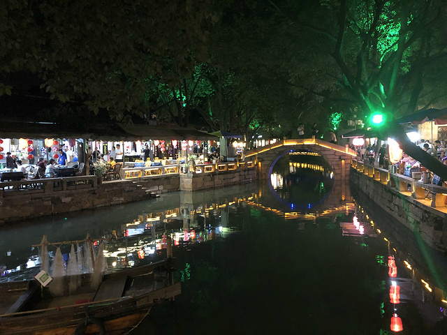 而且还有小桥流水,晚上的游船是关闭的,所以只能看看夜景_同里古镇&