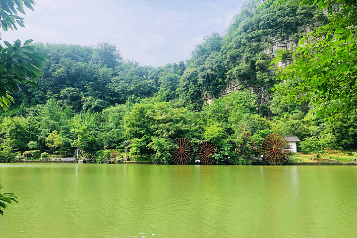 有山有水还有湖中亭,夏天漫步在亭子上,还有很多树木在路边,在湖边